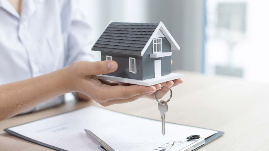 Entrega de llaves tras la compra de una vivienda