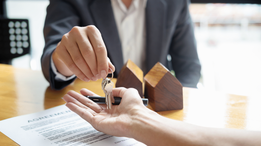 Entrega de llaves tras la compra de una vivienda