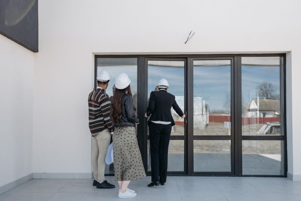 Compradores visitando una vivienda antes de decidir la compra