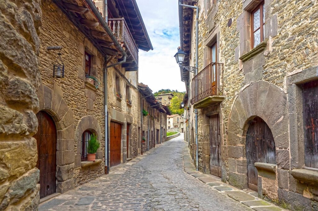 Calle empedrada del casco antiguo con edificios históricos