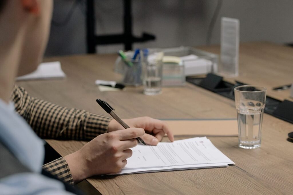 Firma de la documentación necesaria para vender una vivienda