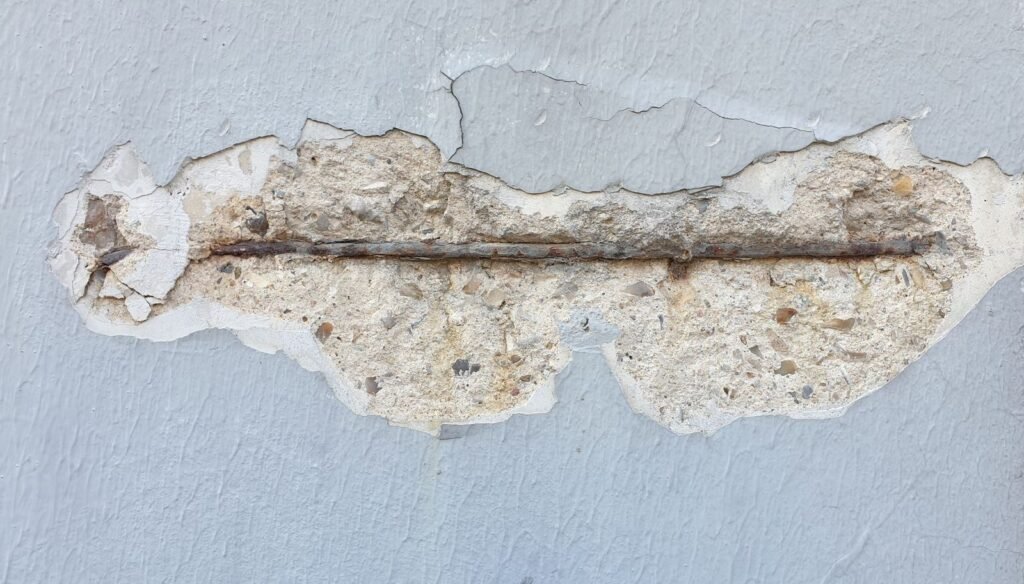 Grieta en la pared detectada al inspeccionar una vivienda antes de comprarla