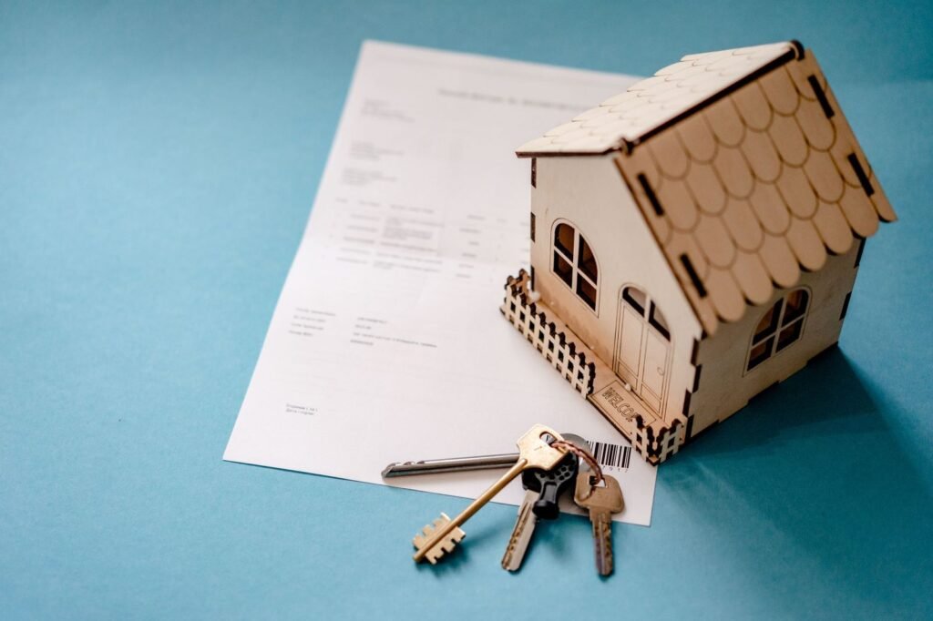 Contrato de alquiler con opción a compra y llaves de la vivienda