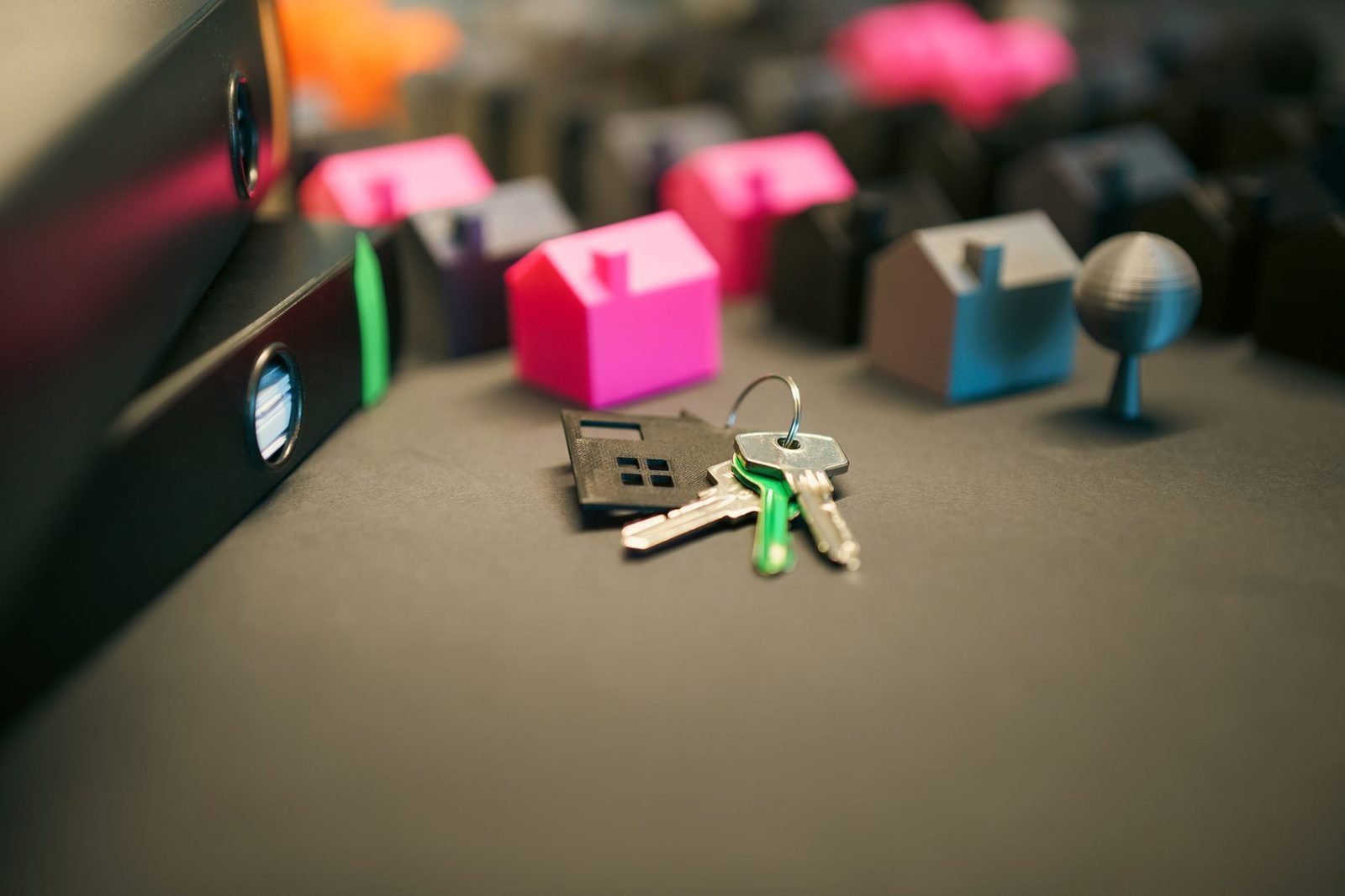 Maqueta de casas y llaves para valorar el precio real de un piso