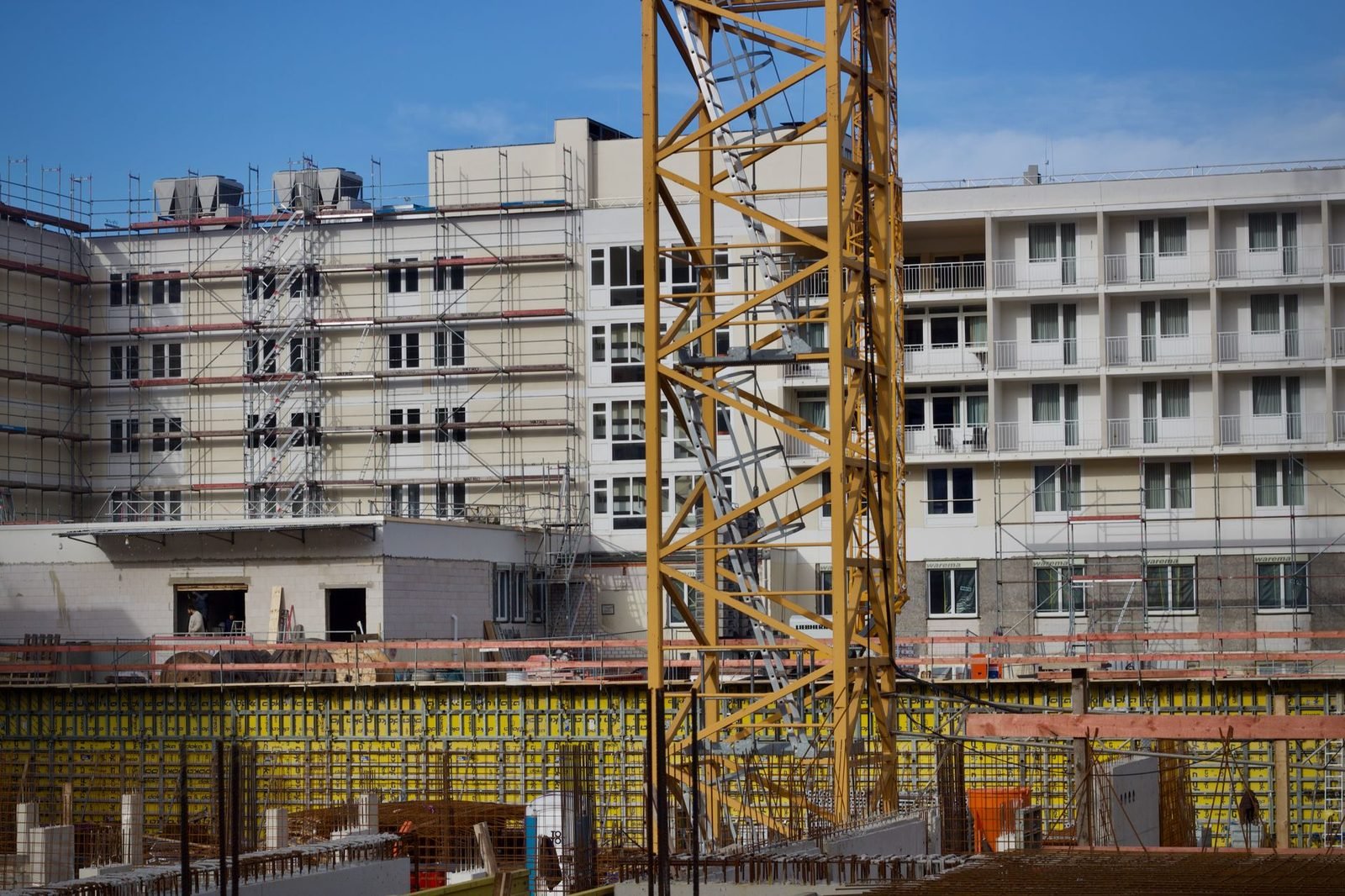 Promoción de obra nueva en construcción con grúa