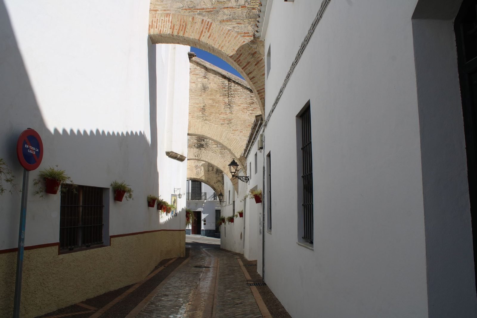 Calle de un pueblo cercano a Badajoz con casas encaladas