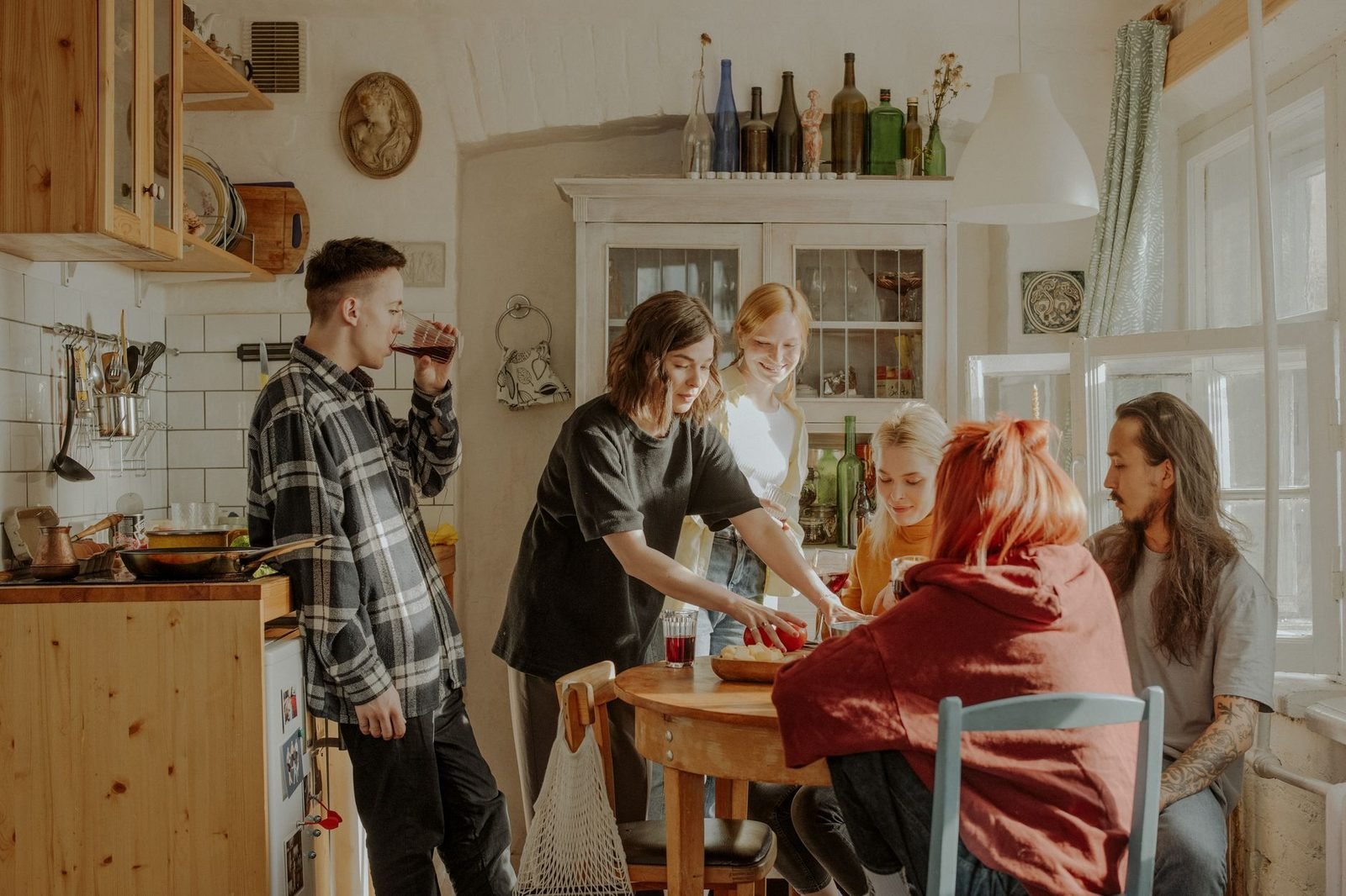 Estudiantes en la cocina de un piso compartido en Badajoz